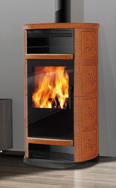 EDILKAMIN modelo BIG 9,7 Kw. Plano fuego y reja de fundición, fuego de Ecokeram®. Puerta de cristal serigrafiado negro. Canalizable con 2 bocas. Palanca para regulación manual de la canalización. Posibilidad salida humos superior / posterior. Troncos de l