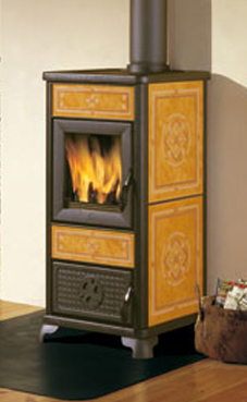 EDILKAMIN modelo DAFNE 7,2 Kw. Fuego de vermiculita. Troncos de leña de máximo 33 cm verticales. Salida humos Ø 13 macho.Laterales de cerámica burdeos o ceramica cuero