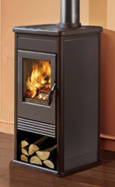 EDILKAMIN modelo GIULIA ACERO 7,2 Kw. Fuego de fundición. Troncos de leña de máximo 33 cm verticales. Salida humos Ø 13 cm. macho Laterales acero gris.Estructura rústica con estructura de acero