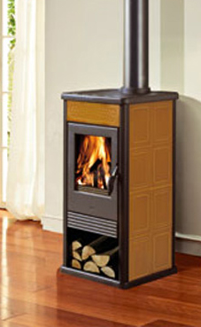 EDILKAMIN modelo GIULIA CERAMICA 7,2 Kw. Fuego de fundición. Troncos de leña de máximo 33 cm verticales. Salida humos Ø 13 cm. macho Laterales de ceramica biscuit / ceramica rojo antiguo
