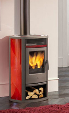 EDILKAMIN modelo LILIA LEÑA 7,8 Kw. Fuego de fundición. Troncos de leña de máximo 33 cm verticales. Salida humos Ø 13 cm. Laterales de cerámica burdeos / albaricoque / gris o crema.