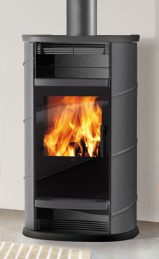 EDILKAMIN modelo LUX 9,7 Kw. Plano fuego y reja de fundición, fuego de Ecokeram®. Puerta de cristal serigrafiado negro. Canalizable con 2 bocas. Palanca para regulación manual de la canalización. Posibilidad salida humos superior / posterior. Troncos de l