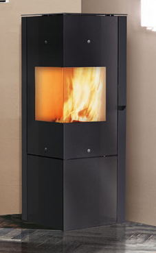 EDILKAMIN modelo MODO 2  6 Kw. De base cuadrada con cristal angular de una sola pieza, ideal para posicionarse en ángulo, Fuego Ecokeram. Salida de humos superior o posterior de  Ø15 cm.macho. Troncos de leña de hasta 30cm.vertical. Opcionalmente: kit de 