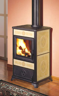 EDILKAMIN modelo NINFA 8,5 Kw. Fuego de fundición. Troncos de leña de máximo 40 cm verticales. Salida humos Ø 15 macho. Laterales de cerámica burdeos o beige.
