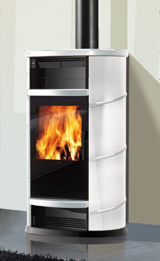 EDILKAMIN modelo VIP 9,7 Kw. Plano fuego y reja de fundición, fuego de Ecokeram®. Puerta de cristal serigrafiado negro. Canalizable con 2 bocas. Palanca para regulación manual de la canalización. Posibilidad salida humos superior / posterior. Troncos de l