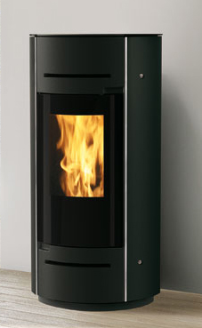 EDILKAMIN modelo ANIA acero negro de 8 Kw.  apta para casas pasivas, fuego de fundición salida de humos macho Ø 8 cm. Posterior, programación diaria/semanal, aire caliente superior desactivable, doble puerta de cierre, radiocomando con display.
