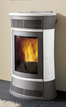 EDILKAMIN modelo CHERIE de 11 Kw. Estructura completamente de fundición. Totalmente canalizable con dos salidas. Panel sinóptico en el top. Palanca para regulación manual de la canalización. Telecomando con display en dotación. laterales, top y decoracion