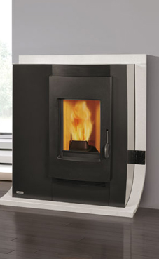 EDILKAMIN modelo DAME de 6 Kw. Calor silencioso, ideal para las casas pasivas modernas. Ventilación forzada desactivable. Estufa ahorra espacio de 33 cm de profundidad. Fuego de vermiculita. Puerta de fundición, revestimiento de acero.