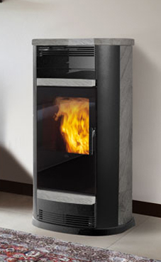 EDILKAMIN modelo FANTASY de 13,2 Kw. Estructura completamente de fundición. Puerta de cristal serigrafiado negro. Totalmente canalizable con dos salidas. Panel touch screen en el top. Telecomando con display en dotación,laterales, top y decoraciones de pi