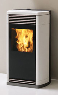 EDILKAMIN modelo FLEXA  CERAMICA de 8 Kw. Doble puerta, la externa de las cuales es de cristal serigrafiado negro. Fuego de fundición.Panel sinóptico reclinable en el top. Top y laterales de cerámica blanco opaco o cerámica roja.
