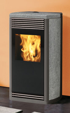 EDILKAMIN modelo FLEXA  PIEDRA NATURAL de 8 Kw. Doble puerta, la externa de las cuales es de cristal serigrafiado negro. Fuego de fundición.Panel sinóptico reclinable en el top. Top y laterales de piedra natural.