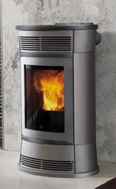 EDILKAMIN modelo FUNNY de 11 Kw. Estructura completamente de fundición. Totalmente canalizable con dos salidas. Panel sinóptico
en el top. Palanca para regulación manual de la canalización. Telecomando con display en dotación. laterales de acero gris top