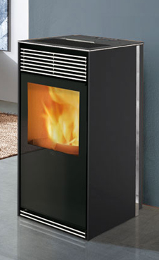 EDILKAMIN modelo KIKKA PLUS de 8 Kw.de acero negro y cristal serigrafiado negro, fuego de acero y fundición. Salida de humos macho Ø 8 cm. Macho posterior, superior, lateral derecho y lateral izquierda. Panel sinóptico, programación diaria/semanal. Canali