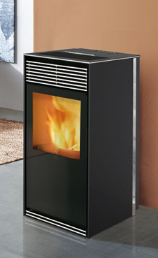 EDILKAMIN modelo KIKKA de 8 Kw. (acero negro y cristal serigrafiado negro), fuego de acero y fundición. Salida de humos macho Ø 8 cm. Macho posterior, superior, lateral derecho y lateral izquierda. Panel sinóptico, programación diaria/semanal. (OPCIONAL: 