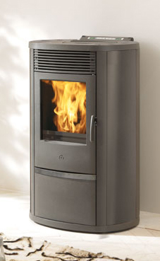 EDILKAMIN modelo LILIA PLUS ACERO de 8 Kw. Estructura completamente de fundición. Panel sinóptico en el top. Mandos para su regulación. Laterales de acero gris. Estufa a pellet de dimensiones pequeñas, con descarga forzada.