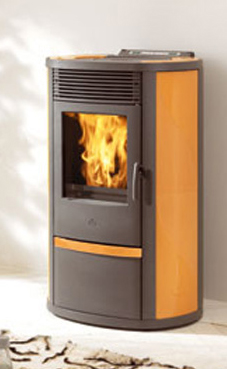 EDILKAMIN modelo LILIA PLUS CERAMICA de 8 Kw. Estructura completamente de fundición. Panel sinóptico en el top. Mandos para su regulación.Estufa a pellet de dimensiones pequeñas, con descarga forzada.