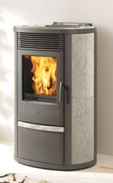 EDILKAMIN modelo LILIA PLUS PIEDRA NATURAL de 8 Kw. Estructura completamente de fundición. Panel sinóptico en el top. Mandos para su regulación. Estufa a pellet de dimensiones pequeñas, con descarga forzada.