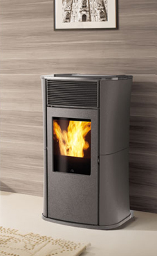 EDILKAMIN modelo MYA CRISTAL de 6,5 Kw. Calor silencioso, ideal para las casas pasivas modernas. Estructura de acero. Radiocomando con display en dotación.laterales y top de cristal negro o blanco, frontal negro.