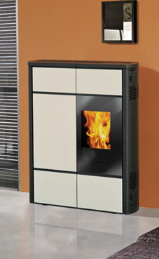 EDILKAMIN modelo NANCY de 9 Kw. Estufa ahorra espacio de 26 cm de profundidad. Salida aire caliente frontal. Aire caliente canalizable desde el lateral derecho, de detrás y del top. Fuego de fundición y frontal de cristal.
