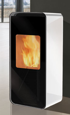 EDILKAMIN modelo NEA de 8 Kw. Ventilación forzada desactivable.Fuego de vermiculita. Doble puerta para el cierre. Radiocomando con display en dotación.Estufa de pellet 