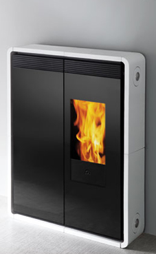 EDILKAMIN modelo TINY de 9 Kw. Estufa que ahorra espacio de 26 cm de profundidad. Salida aire caliente frontal. Aire caliente canalizable desde el lateral derecho, de detrás y del top. Fuego de fundición y frontal de cristal.