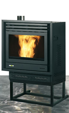 EDILKAMIN modelo PELLBOX  SCF de 10 Kw.Frontal de acero, estructura y fuego de fundición, puerta de cristal cerámica, carga frontal del pellet. Panel sinóptico frontal para la gestión de todas las fases de funcionamiento. Telecomando con display. Descaga 