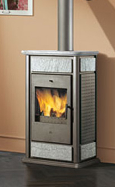 EDILKAMIN modelo KLIMA BASE CS de 14 Kw Estructura y fuego de acero. Plano fuego de fundición.Frontal, laterales y base de fundición. Troncos de leña de máximo 33 cm verticales.