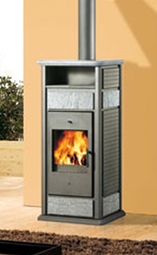EDILKAMIN modelo KLIMA BASE CS CON CALIENTAPLATOS de 14 Kw Estructura y fuego de acero. Serpentin de descarga térmica con válvula de seguirdad para instalación a Vaso Cerrado. Plano fuego de fundición.Frontal, laterales y base de fundición. Troncos de leñ