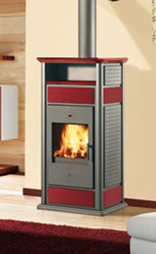 EDILKAMIN modelo WARM BASE CS CON CALIENTAPLATOS de 19,7 Kw estructura y fuego de acero  revestido de vermiculita, decoraciones y top en ceramica roja / ambar ,frontal, laterales y base de fundición..Troncos de leña de máximo 33 cm.verticales. Incorpora s
