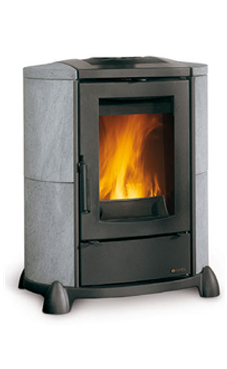 NORDICA-EXTRAFLAME modelo CORTINA 6,5 Kw.(piedra natural o burdeos) Revestimiento exterior de piedra ollare  Puerta, basamento y cabezal de hierro fundido  Cristal ceramico que resiste hasta 750°C