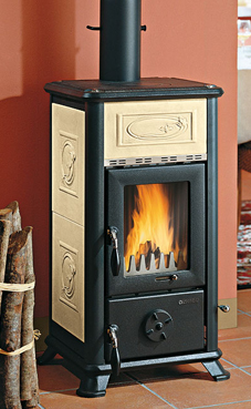 NORDICA-EXTRAFLAME modelo DORELLA L8 LIBERTY  E PETRA 6,5 Kw.(Burdeos, pergamino o piedra natural) Revestimiento exterior de mayólica / Revestimiento exterior de piedra ollare  Puertas y cabezal de hierro fundido  Cristal ceramico que resiste hasta 750°C