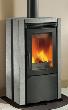NORDICA-EXTRAFLAME modelo ESTER 7,5 Kw.(piedra natural) Revestimiento exterior de piedra natural  Puertas de hierro fundido Cristal ceramico que resiste hasta 750°