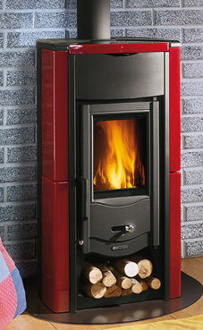 NORDICA-EXTRAFLAME modelo FIAMMETTA 6 Kw.(burdeos, pergamino o albaricoque) Revestimiento exterior de acero y mayólica Puertas de hierro fundido Cristal ceramico que resiste hasta 750°