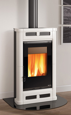 NORDICA-EXTRAFLAME modelo FLO 8 Kw. (blanca infinity) Revestimiento exterior de mayólica  Cajón de cenizas extraíble  Revestimiento interior del hogar de fundición y ironker con post combustión  Puerta y rejilla de hierro fundido  Hogar con llama vertical