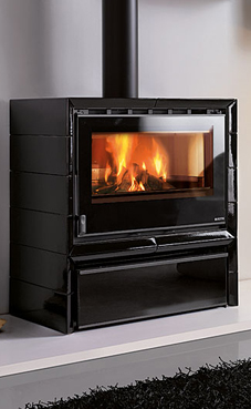 NORDICA-EXTRAFLAME modelo FLY CON CASSETTONE 8,5 Kw.. (blanca infinity o negro brillante) Revestimiento exterior de mayólica  Hogar de ironker  Crystal cerámico resistente a 750°  Cajón de cenizas extraíble