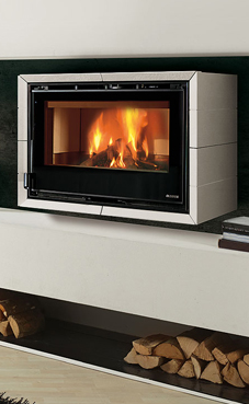 NORDICA-EXTRAFLAME modelo FLY SOSPESO 8,5 Kw. (blanca infinity) Revestimiento exterior de mayólica  Hogar de ironker  Crystal cerámico resistente a 750°  Cajón de cenizas extraíble.