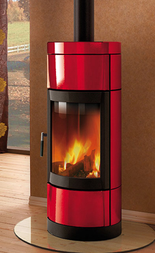 NORDICA-EXTRAFLAME modelo FORTUNA 7 Kw. (blanca infinity o burdeos) Revestiminento en mayòlica echo y decorado a mano Base y cuerpo giratorio en el eje  Puerta hogar en hierro colado Revestimiento hogar en Ironker