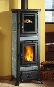 NORDICA-EXTRAFLAME modelo FULVIA FORNO 6 Kw.(Burdeos, pergamino o piedra natural) Revestimiento exterior de piedra ollare o mayólica Puertas y cabezal de hierro fundido Cristal ceramico que resiste hasta 750°C