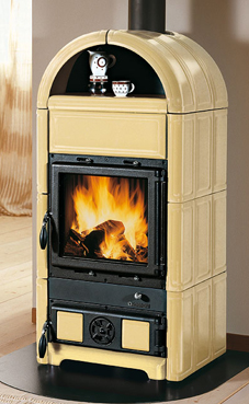 NORDICA-EXTRAFLAME modelo LUNA 8,8 Kw.(Pergamino o burdeos) Hogar en fundiciòn con sistema de post combustiòn. Revestimiento exterior de mayólica. Puerta de fundición esmaltada. Compartimento calientaplatos. Crystal cerámico resistente a 750°