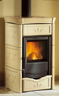NORDICA-EXTRAFLAME modelo NICOLETTA 8 Kw.(burdeos, capuchino o pergamino) Revestimiento exterior de mayólica decoración a mano Puertas de hierro fundido Cristal ceramico que resiste hasta 750°