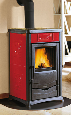 NORDICA-EXTRAFLAME modelo ROSSELLA PLUS LIBERTY 8 Kw.(pergamino o burdeos) Revestimiento exterior de mayólica Puerta, basamento y cabezal de hierro fundido Cristal ceramico que resiste hasta 750°
