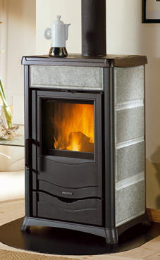 NORDICA-EXTRAFLAME modelo ROSSELLA PLUS 8 Kw.(piedra natural o sand-ker) Revestimiento exterior de piedra natural Puerta, basamento y cabezal de hierro fundido Cristal ceramico que resiste hasta 750° Cajón extraible por la leña