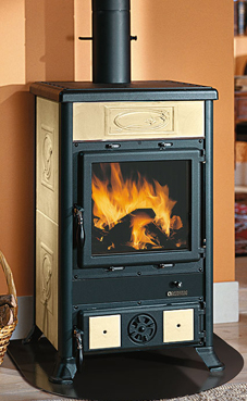 NORDICA-EXTRAFLAME modelo ROSSELLA R1 8,8 Kw.(pergamino ,pedra natural o burdeos) Hogar en fundiciòn con sistema de post combustiòn Revestimiento externo de mayólica o piedra natural Puertas y cabecera de fundición esmaltada Crystal cerámico resistente a 