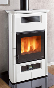 NORDICA-EXTRAFLAME modelo WANDA CLASSIC 9,4 Kw. (blanca infinity o burdeos) Canalizada - Revestimiento exterior de mayólica - Hogar de fundición y ironker con sistema de postcombustion precalibrado - Hogar a llama vertical