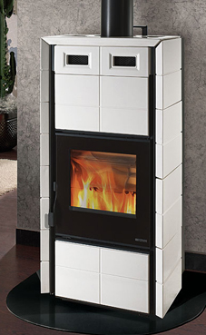 NORDICA-EXTRAFLAME modelo CLEO COMBI FLY 6,4 Kw (estufa de pellet-leña) Blanca infinity Revestimiento exterior de mayólica Hogar de ironker Crystal cerámico resistente a 750°C