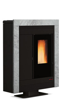 NORDICA-EXTRAFLAME modelo SOUVENIR LUX PT (piedra natural)3,7-10,2 kW Revestimiento en acero barnizado y mayólica. Hogar en fundición extraíble. Vitro cerámico resistente a 750°.