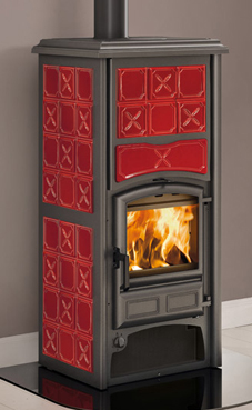 NORDICA-EXTRAFLAME modelo LORIET D.S.A. 18 Kw Revestimiento exterior de mayólica  Puerta y placa de hierro fundido vitrificado  Aire primaria y secundaria regulable, aire terciaria con sistema de postcombustion precalibrado. Burdeos.