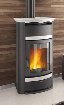 NORDICA-EXTRAFLAME modelo NORMA S IDRO STEEL D.S.A. 19,5 Kw Revestimiento externo de acero barnizado y cabecera de mayólica blanca infinity.
